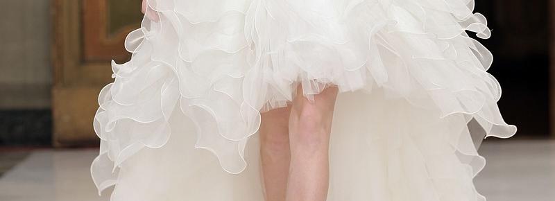 Une robe de mariée courte devant et longue à l'arrière