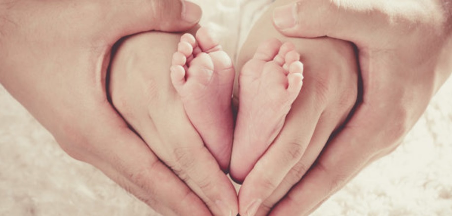 Pieds de bébés et mains des parents